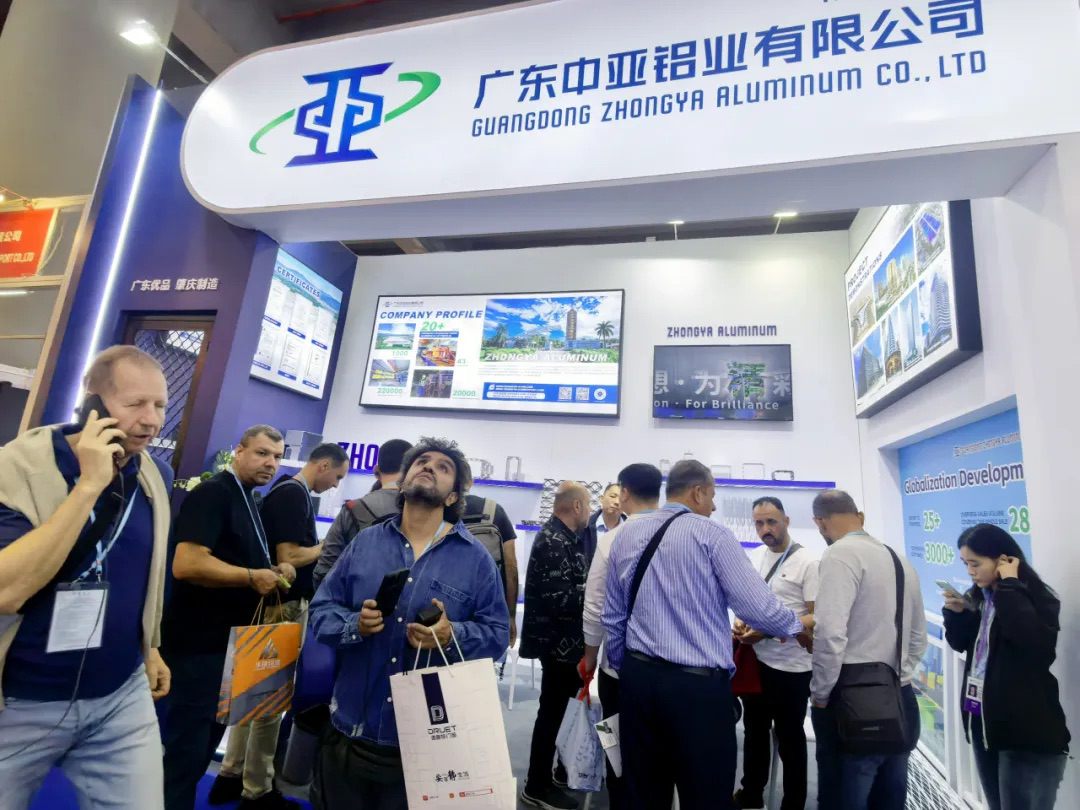 中亞鋁業(yè) “鋁” 光閃耀：廣交會首日現(xiàn)場搶“鮮”看！(圖3)
